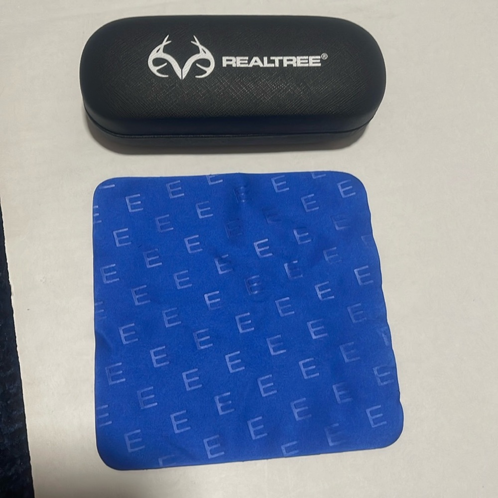 Realtree glasses case with cleaning cloth